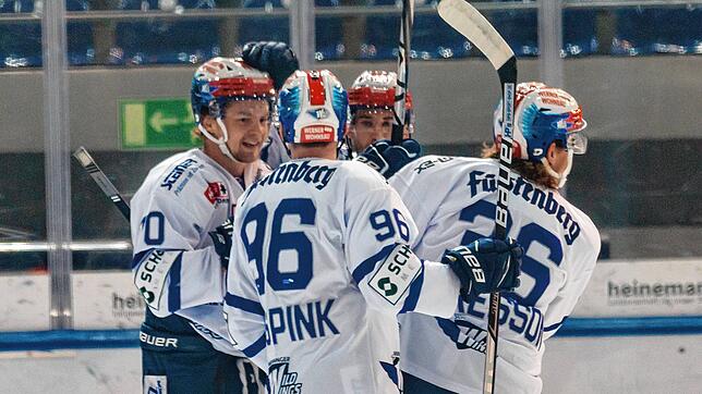 Auch in München hatten die Wild Wings allen Grund zum Jubeln. Hier gratulieren die Spink-Zwillinge Tylor und Tyson dem Torschützen zum ...