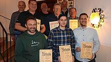 Mehrere Sportfreunde werden für ihre Leistungen und Vereinstreue ausgezeichnet. Vorne (von links): Michael Siber, Jan Maier und Julian ...