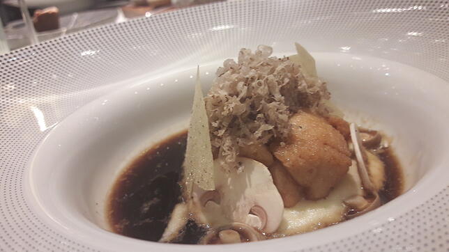 Milchskalbsbries: in brauner Butter gebratenes Milchkalbsbries, Essenz von Champiognons, Shitake und Buchenpilze, schwarzer ...