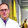 Achim Gowin, Leiter des Zentrums für Altersmedizin am Radolfzeller Krankenhaus, an seinem Arbeitsplatz.