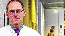 Achim Gowin, Leiter des Zentrums für Altersmedizin am Radolfzeller Krankenhaus, an seinem Arbeitsplatz.
