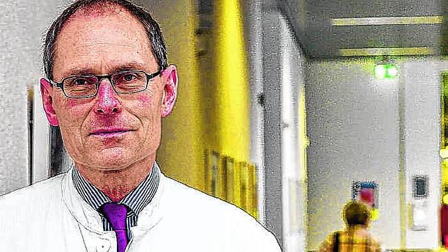 Achim Gowin, Leiter des Zentrums für Altersmedizin am Radolfzeller Krankenhaus, an seinem Arbeitsplatz.