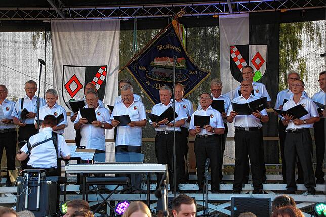 Für eine neue Klangfarbe beim Open-Air-Konzert sorgte der Männerchor Sängerkranz Glashütte-Kappel mit seinen kräftigen Männerstimmen.