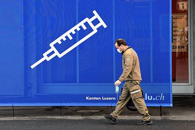 Impfzentren werden in der Schweiz nicht mehr gebraucht, viele Impfstoffe verfallen schon.