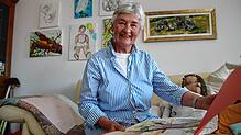 Brigitte Brandl beim Sichten ihrer Werke in ihrem Wohnzimmer-Atelier in Ludwigshafen.
