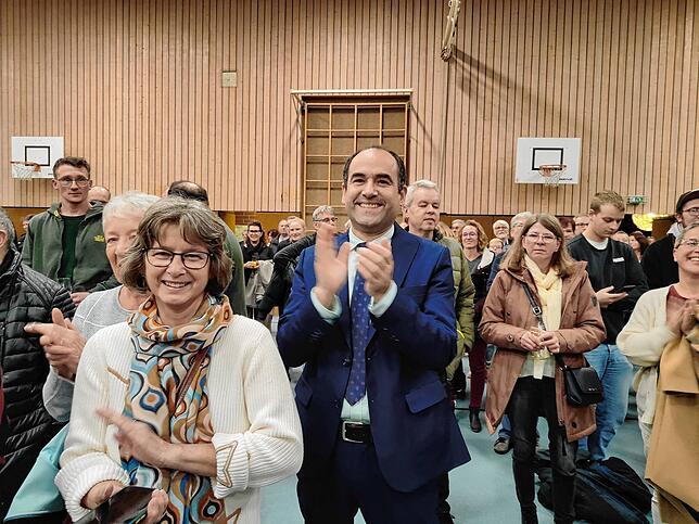 Riesenfreude bei Wahlsieger Ozan Topcuogullari, als das Ergebnis der Bürgermeisterwahl verkündet wird.