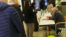 Großer Andrang im Wahllokal. Auch die Bürger in Blumberg tragen zum Gesamtergebnis der Bundestagswahl 2025 bei. Das Bild zeigt das ...