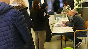 Großer Andrang im Wahllokal. Auch die Bürger in Blumberg tragen zum Gesamtergebnis der Bundestagswahl 2025 bei. Das Bild zeigt das ...