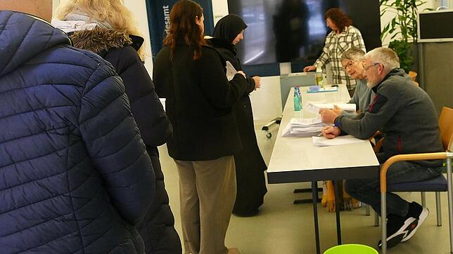 Großer Andrang im Wahllokal. Auch die Bürger in Blumberg tragen zum Gesamtergebnis der Bundestagswahl 2025 bei. Das Bild zeigt das ...
