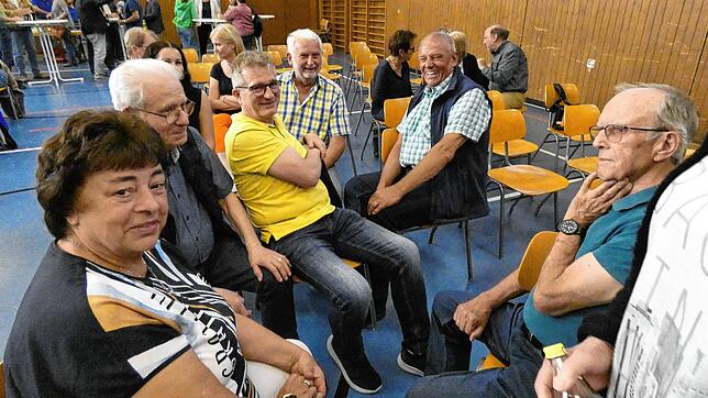 Nach dem Vortrag des Bürgermeisters zu aktuellen Themen in der Gemeinde bei der Bürgerversammlung in Jestetten bilden sich ...