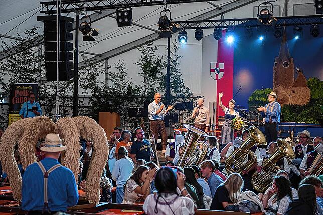 Das Aufziehen der Erntekrone und das Mitsingen beim Badnerlied ist einer der besonderen Höhepunkte an der Bohlinger Sichelhenke.