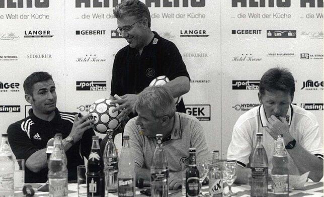 Hans-Hermann Krane (Mitte) bei der Pressekonferenz nach der 0:1-Niederlage seines SC Pfullendorf am 1. August 2000 gegen den Karlsruher ...