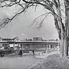 Herbst 1980: Die neue Mühlenbrücke geht ihrer Vollendung entgegen. Die alte Brücke über die Brigach ist noch in Betrieb.