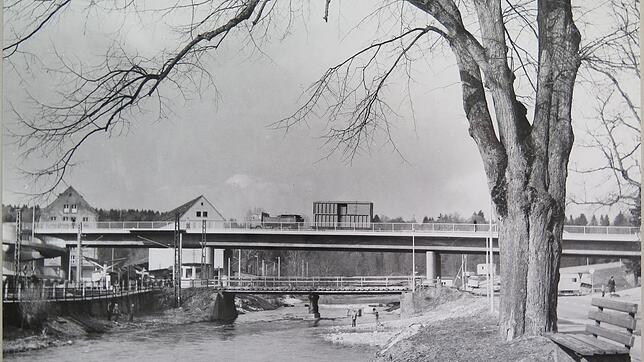 Herbst 1980: Die neue Mühlenbrücke geht ihrer Vollendung entgegen. Die alte Brücke über die Brigach ist noch in Betrieb.