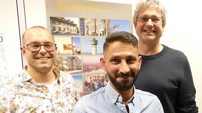 Saif Ali Abdulwahid (Mitte) hat sich zum Christentum bekannt, taufen lassen, und ist aktives Mitglied der evangelischen ...