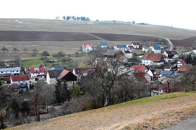 So präsentiert sich Nordhalden heute: Hinter der Loreto-Kapelle stehen die Häuser im Baugebiet Kirchacker. Bild: Bernhard Lutz