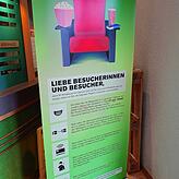 Klare Regeln stehen im Foyer des Kinos.