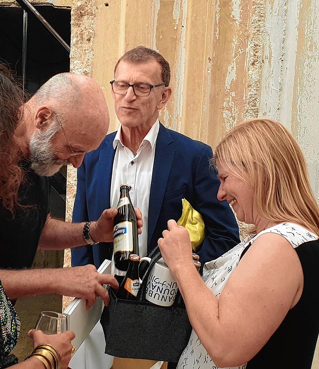 Anselm Kiefer (von links) erhält von Martin Lienhard und Karin Stocker-Werb einen Mitbringsel aus dem Geburtsort – da darf Bier ...