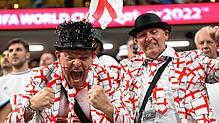 Fans der englischen Nationalmannschaft jubeln bei der WM in Katar &ndash; vielleicht ja auch über die Entdeckung der WC-Dusche. Das Team ...