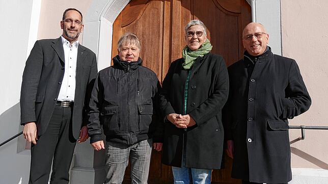 Thorsten Gompper verlässt die Kirchengemeinde und geht nach Freiburg. Albert Striet, Simone Meisel und Matthias Zimmermann (von links) ...