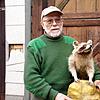 Stadtjäger Kurt Kirchmann mit einem ausgestopften Waschbären. Auch diese Tiere sind bei uns mittlerweile heimisch.