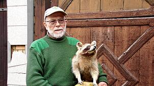 Stadtjäger Kurt Kirchmann mit einem ausgestopften Waschbären. Auch diese Tiere sind bei uns mittlerweile heimisch.