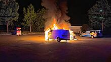 Zwei Fahrzeuge sind in der Nacht auf Dienstag einem Feuer an der Fichtestraße zum Opfer gefallen.