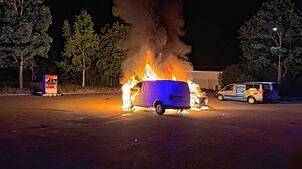 Zwei Fahrzeuge sind in der Nacht auf Dienstag einem Feuer an der Fichtestraße zum Opfer gefallen.