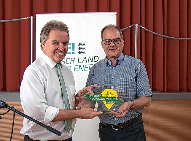 Umweltminister Franz Untersteller (links) überreichte Reitze (rechts) im Juli 2019 als Auszeichnung die Plakette eines neuen ...