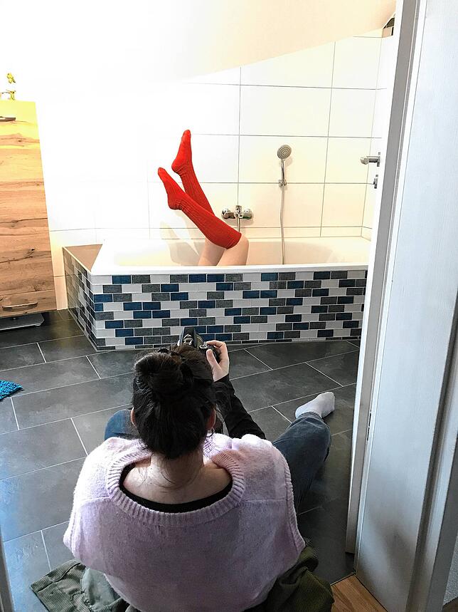 Wem wohl diese Beine gehören? Nadine Limberger filmt einen Beitrag für das Zunftball-Video.