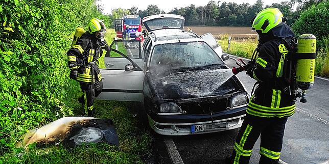 Der Motorraum wurde mit viel Wasser gelöscht und im Anschluß noch mit der Wärmebildkamera untersucht.