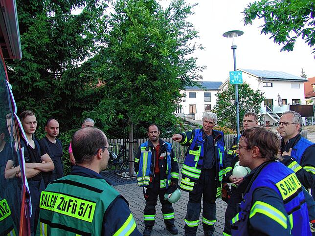 Manöverkritik bei der Nachbesprechung: Die Vertreter der Abteilungen Beuren, Weildorf und Stefansfeld sind im Großen und Ganzen ...