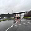 Endlich ist der Weg frei: Unter dem Solardach bei der A81 können Fahrzeuge jetzt durchfahren.