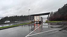 Endlich ist der Weg frei: Unter dem Solardach bei der A81 können Fahrzeuge jetzt durchfahren.