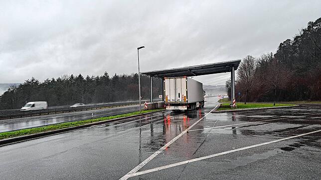Endlich ist der Weg frei: Unter dem Solardach bei der A81 können Fahrzeuge jetzt durchfahren.