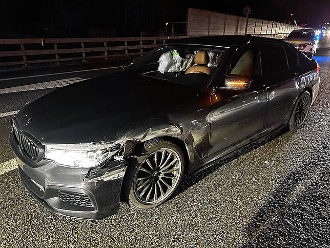 Weil er am Steuer einnickte, prallte ein Fahranfänger auf der A1 gegen eine Mauer und dann gegen ein anderes Auto. Er wurde leicht verletzt.