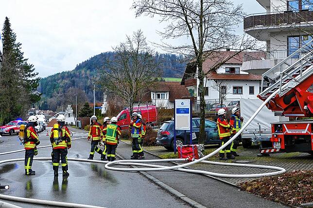 Die Feuerwehr muss einen Balkonbrand löschen.