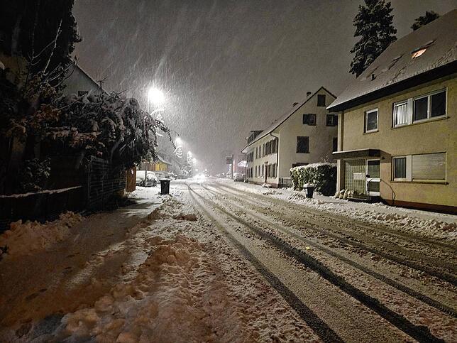 Der erste Schnee ist geräumt – aber der Asphalt ist schnell wieder bedeckt.