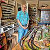 Martin B. vor seiner Modelleisenbahn: Im Jahr 1976 hat er gemeinsam mit dem Vater mit seinem Hobby angefangen.