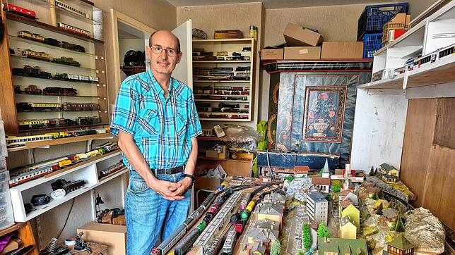 Martin B. vor seiner Modelleisenbahn: Im Jahr 1976 hat er gemeinsam mit dem Vater mit seinem Hobby angefangen.