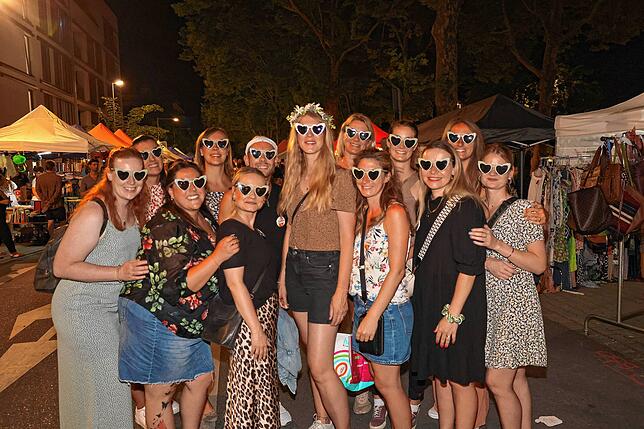 Bild 21: Bis tief in die Nacht stöbern die Trödel-Fans beim Konstanzer 24-Stunden-Flohmarkt