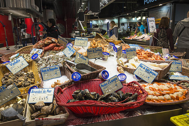 Das Meer ist nicht weit und die Markthalle lockt mit frischen Muscheln und Krustentieren.