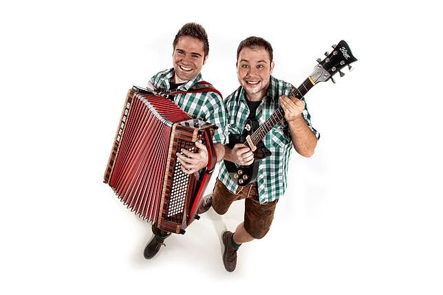 Holger Mayer (links) und Tobias Klein sorgten mit der Band „Die Lausbuba“ für Stimmung.
