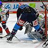 Viel los war vor beiden Toren gestern Abend in der Helios Arena. Hier hat der Schwenninger Sebastian Uvira (93) eine gute Torchance.