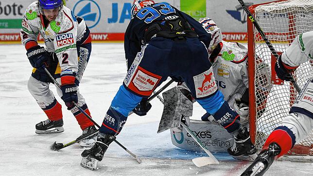 Viel los war vor beiden Toren gestern Abend in der Helios Arena. Hier hat der Schwenninger Sebastian Uvira (93) eine gute Torchance.