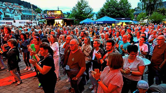 Der Schonacher Kurpark hat sich schnell mit Zuhörern gefüllt – und das Publikum feiert die bekannte Band von Anfang an. Bilder: ...