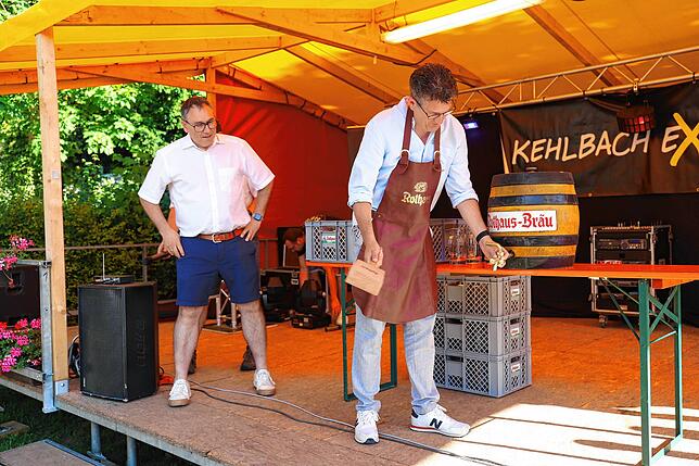 Unter dem gespannten Blicken von Andreas Narr (links) ging beim Fassbieranstich von Ralph Gerster kein Tropfen verloren.