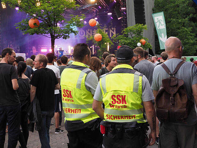 20:48 Uhr: Es ist viel Security auf dem Gelände, aber das Campus-Festival macht am ersten Abend seinem Ruf besonderer Friedlichkeit ...
