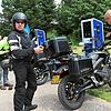 An den etwas futuristisch anmutenden Ladesäulen laden die Fahrer der E-Motorräder beim Reinertonishof von Siegfried und Ute Duffner in ...