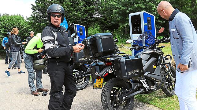 An den etwas futuristisch anmutenden Ladesäulen laden die Fahrer der E-Motorräder beim Reinertonishof von Siegfried und Ute Duffner in ...